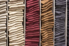 Färgrika sockor som staplas på hyllan arkivbild Färgrika sockor som staplas på hyllan arkivbild