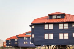 Färgrika träbyggnader längs vägen i sommar på Longyearbyen, Svalbard royaltyfria foton Färgrika träbyggnader längs vägen i sommar på Longyearbyen, Svalbard royaltyfria foton