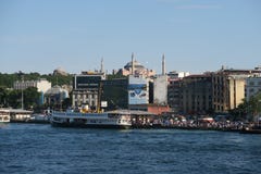 Färja nära den Galata bron och det guld- hornet, med Hagia Sophia, i Istanbul, Turkiet arkivfoton Färja nära den Galata bron och det guld- hornet, med Hagia Sophia, i Istanbul, Turkiet arkivfoton