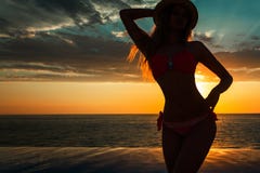 Férias de verão Silhueta da mulher da dança da beleza no por do sol perto da associação com vista para o mar fotos de stock royalty free Férias de verão Silhueta da mulher da dança da beleza no por do sol perto da associação com vista para o mar fotos de stock royalty free