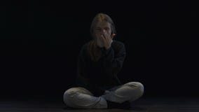 Fêmea miserável só que senta-se e que grita na escuridão, violação de direitos humanos filme Fêmea miserável só que senta-se e que grita na escuridão, violação de direitos humanos filme