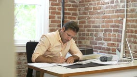 Följd för Tid schackningsperiod av affärsmannen Working At Desk i regeringsställning arkivfilmer Följd för Tid schackningsperiod av affärsmannen Working At Desk i regeringsställning arkivfilmer