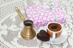 FÖR CHOKLADKAKA FÖR KAFFE HJÄRTA FORMAD ASK FÖR GÅVA MED PILBÅGEN royaltyfri bild FÖR CHOKLADKAKA FÖR KAFFE HJÄRTA FORMAD ASK FÖR GÅVA MED PILBÅGEN royaltyfri bild