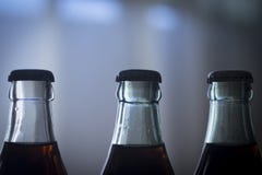 För colaläsk för kolsyrad sodavatten glass flaska Royaltyfria Bilder För colaläsk för kolsyrad sodavatten glass flaska Royaltyfria Bilder