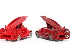 för denis för 2 bil toy för brand motor ny gammal vs Arkivfoton för denis för 2 bil toy för brand motor ny gammal vs Arkivfoton