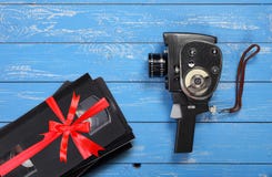 För filmfilmen för tappning spelar in på video den bärbara kameran VHS gåvan bundna röda pilbågen arkivfoto För filmfilmen för tappning spelar in på video den bärbara kameran VHS gåvan bundna röda pilbågen arkivfoto