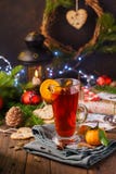 För gåvakort för glad jul begrepp med varmt funderat vin royaltyfri bild För gåvakort för glad jul begrepp med varmt funderat vin royaltyfri bild