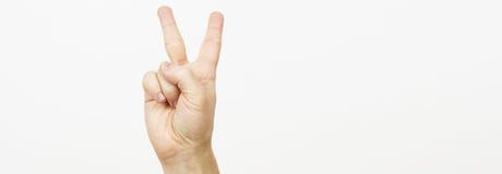 För handseger för man som kvinnlig gest för tecken isoleras på vitt bakgrundskopieringsutrymme, hand som pekar två fingrar royaltyfri foto För handseger för man som kvinnlig gest för tecken isoleras på vitt bakgrundskopieringsutrymme, hand som pekar två fingrar royaltyfri foto