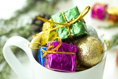 för julsammansättning för bauble blått exponeringsglas Julgåvan, sörjer kottar, gran förgrena sig på trävit bakgrund royaltyfria bilder för julsammansättning för bauble blått exponeringsglas Julgåvan, sörjer kottar, gran förgrena sig på trävit bakgrund royaltyfria bilder