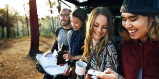 För kaffeungdom för kamratskap campa begrepp för ferie royaltyfria bilder För kaffeungdom för kamratskap campa begrepp för ferie royaltyfria bilder