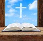 För kristenkors för bibel öppen sikt för himmel för ljus royaltyfri fotografi För kristenkors för bibel öppen sikt för himmel för ljus royaltyfri fotografi