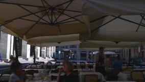 För milan för solig dag som terrass för kafé för sikt för gata för galleri stad går panorama 4k Italien arkivfilmer För milan för solig dag som terrass för kafé för sikt för gata för galleri stad går panorama 4k Italien arkivfilmer