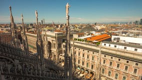 För milan för solnedgång ljus schackningsperiod för tid för panorama 4k för fyrkant för tak för domkyrka berömd duomo Italien stock video För milan för solnedgång ljus schackningsperiod för tid för panorama 4k för fyrkant för tak för domkyrka berömd duomo Italien stock video