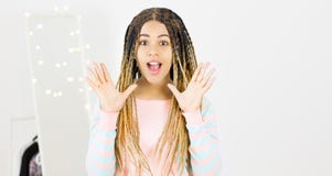 För modellkopia för härlig emotionell afrikansk amerikan kvinnligt utrymme royaltyfri bild För modellkopia för härlig emotionell afrikansk amerikan kvinnligt utrymme royaltyfri bild