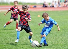 För pojkelek för små barn fotboll eller fotboll