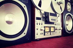 För rullbandspelardäck för parallell stereo öppen tappning för registreringsapparat med högtalare Arkivfoto För rullbandspelardäck för parallell stereo öppen tappning för registreringsapparat med högtalare Arkivfoto