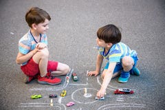 F?r siblingunge f?r tv? br?der som pojke har gyckel med bilden som drar trafikbilen med chalks Id?rik fritid f?r barn utomhus in royaltyfri bild F?r siblingunge f?r tv? br?der som pojke har gyckel med bilden som drar trafikbilen med chalks Id?rik fritid f?r barn utomhus in royaltyfri bild