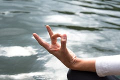 För slut händer upp Kvinnan gör utomhus- yoga Öva för kvinna som är livsviktigt, och meditation för konditionlivsstilklubba på na arkivfoto För slut händer upp Kvinnan gör utomhus- yoga Öva för kvinna som är livsviktigt, och meditation för konditionlivsstilklubba på na arkivfoto