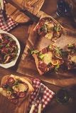 För slut upp för överkant sikt ner av pizzamatställen royaltyfri bild För slut upp för överkant sikt ner av pizzamatställen royaltyfri bild