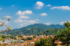 För Turin Borgo Po för flyg- sikt fjärdedel område och Basilika di Superga katolsk kyrka royaltyfri foto För Turin Borgo Po för flyg- sikt fjärdedel område och Basilika di Superga katolsk kyrka royaltyfri foto