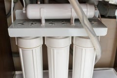 För vattenrening för omvänd osmos system hemma Installation av filter för vattenrening under diskho i skåp arkivfoton För vattenrening för omvänd osmos system hemma Installation av filter för vattenrening under diskho i skåp arkivfoton