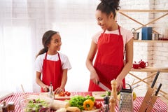 Förbereda sig för för afrikansk amerikanmoder och dotter arkivbilder Förbereda sig för för afrikansk amerikanmoder och dotter arkivbilder