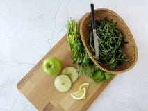 Förbereda sig för grön smootie- eller äpplesallad royaltyfri bild Förbereda sig för grön smootie- eller äpplesallad royaltyfri bild
