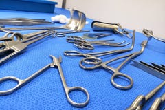 Förberedda medicinska kirurgiska instrument arkivbilder Förberedda medicinska kirurgiska instrument arkivbilder
