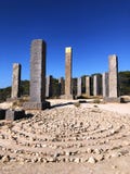 Förbluffa designen - 13 basaltpelare, en av vilket täckas med guld Stonehenge i Ibiza spain royaltyfri foto Förbluffa designen - 13 basaltpelare, en av vilket täckas med guld Stonehenge i Ibiza spain royaltyfri foto