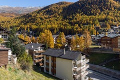 Förbluffa höstpanorama till den Zermatt semesterorten, fjällängar, Schweiz arkivbild Förbluffa höstpanorama till den Zermatt semesterorten, fjällängar, Schweiz arkivbild