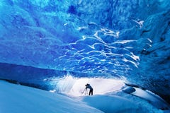 Förbluffa isgrottan Blå kristallisgrotta och en underjordisk flod under glaciären Förbluffa naturen av Skaftafell royaltyfria bilder Förbluffa isgrottan Blå kristallisgrotta och en underjordisk flod under glaciären Förbluffa naturen av Skaftafell royaltyfria bilder