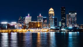 Förbluffa Louisville på natten - LOUISVILLE USA - JUNI 14, 2019 royaltyfria bilder Förbluffa Louisville på natten - LOUISVILLE USA - JUNI 14, 2019 royaltyfria bilder