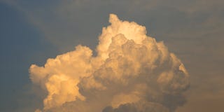 Fördunkla med solljus på bakgrunden för blå himmel Royaltyfria Foton Fördunkla med solljus på bakgrunden för blå himmel Royaltyfria Foton