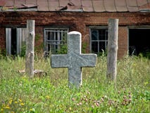 Fördärvar nära en övergiven gammal kyrkogård arkivbilder Fördärvar nära en övergiven gammal kyrkogård arkivbilder