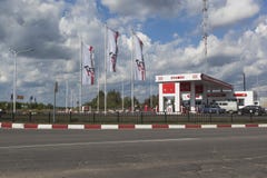 Företag för bensinstation`-Lukoil ` på huvudvägen R7 i staden Totma, Vologda region Arkivfoto Företag för bensinstation`-Lukoil ` på huvudvägen R7 i staden Totma, Vologda region Arkivfoto