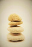 Företags zenstenar och meditationkiselstenar står högt kopplar av för zen för menings- och kropptornstenar royaltyfri bild Företags zenstenar och meditationkiselstenar står högt kopplar av för zen för menings- och kropptornstenar royaltyfri bild