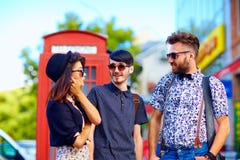 Förhållande för ungdomkultur, vänner på gatan Royaltyfria Foton Förhållande för ungdomkultur, vänner på gatan Royaltyfria Foton