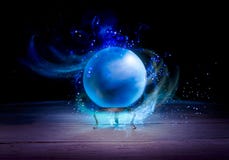 Förmögenhetkassörs Crystal Ball med dramatisk belysning arkivbilder Förmögenhetkassörs Crystal Ball med dramatisk belysning arkivbilder