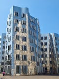 Försilvra Gehry Bauten i Tyskland i Duesseldorf, här den vita byggnaden arkivfoto Försilvra Gehry Bauten i Tyskland i Duesseldorf, här den vita byggnaden arkivfoto