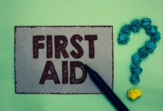 Första hjälpen för ordhandstiltext Affärsidé för vana av att läka små snitt som inget behov för medicinsk fläck för utbildningsgr royaltyfria bilder Första hjälpen för ordhandstiltext Affärsidé för vana av att läka små snitt som inget behov för medicinsk fläck för utbildningsgr royaltyfria bilder