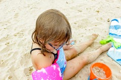 Förtjusande liten flicka i baddräkt och hatt på den tropiska stranden royaltyfri fotografi Förtjusande liten flicka i baddräkt och hatt på den tropiska stranden royaltyfri fotografi