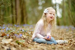 Förtjusande liten flicka som väljer de första blommorna av våren i träna på härlig solig vårdag arkivbilder Förtjusande liten flicka som väljer de första blommorna av våren i träna på härlig solig vårdag arkivbilder