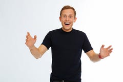 Förtjust lycklig ung man som känner sig mycket optimistisk royaltyfri bild Förtjust lycklig ung man som känner sig mycket optimistisk royaltyfri bild
