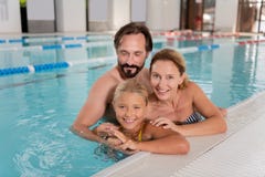 Förtjust lyckligt enigt familjanseende i vattnet royaltyfri foto Förtjust lyckligt enigt familjanseende i vattnet royaltyfri foto