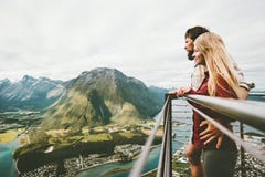 Förälskad tyckande om bergsikt för par som tillsammans reser arkivfoto Förälskad tyckande om bergsikt för par som tillsammans reser arkivfoto
