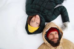 Förälskade lyckliga par ha gyckel i snön fotografering för bildbyråer Förälskade lyckliga par ha gyckel i snön fotografering för bildbyråer