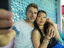 Förälskat le för lyckliga blandade etnicitetpar som är gladlynt med den stiliga Caucasian mannen och härliga asiatiska japan royaltyfri fotografi Förälskat le för lyckliga blandade etnicitetpar som är gladlynt med den stiliga Caucasian mannen och härliga asiatiska japan royaltyfri fotografi