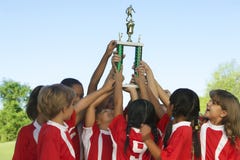 Fútbol Team Raising Trophy foto de archivo libre de regalías Fútbol Team Raising Trophy foto de archivo libre de regalías
