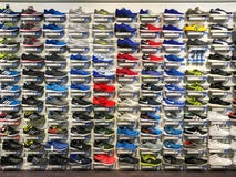 Für Verkaufs-in Mode Kleiderschuhgeschäft-Anzeige laufen und Freizeitschuhe stockbilder Für Verkaufs-in Mode Kleiderschuhgeschäft-Anzeige laufen und Freizeitschuhe stockbilder