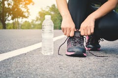 Füße Frauen, die auf der Straße für Gesundheit laufen stockfotos Füße Frauen, die auf der Straße für Gesundheit laufen stockfotos